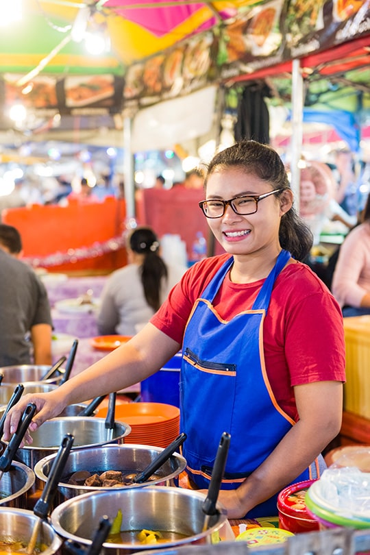 Leckeres Streetfood Essen auf den Straßen Bangkoks © Justin Foulkes