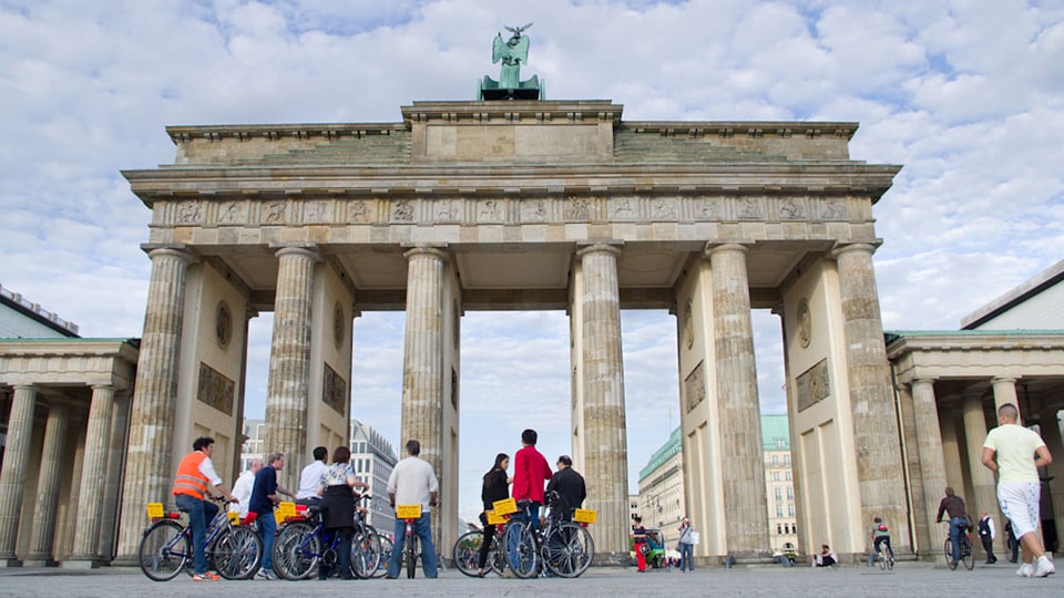 Eine Gruppe von Fahrradfahrer vor dem Brandenburger Tor in Berlin. © Sascha Möllering