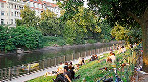 Das Maybachufer entlang des Landwehrkanals ist ruhig und grün, © Alamy