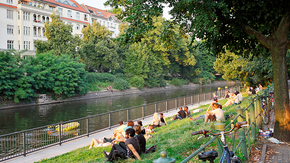 Das Maybachufer entlang des Landwehrkanals ist ruhig und grün, © Alamy