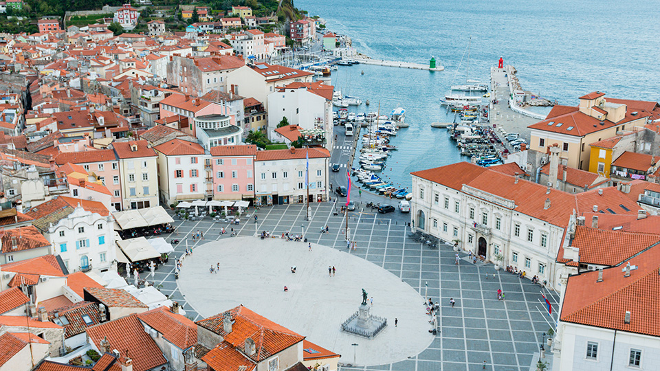 Musik und Meeresbrise liegen in der Luft: Der Tartini-Platz in Piran mit einer Statue des Violinisten, nach dem er benannt wurde, © Justin Foulkes