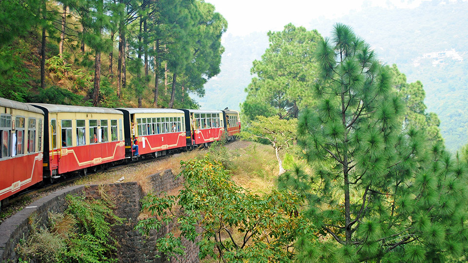 Eisenbahn in den Bergen auf der Strecke Kalka-Shimla, ©Tserip/Shutterstock