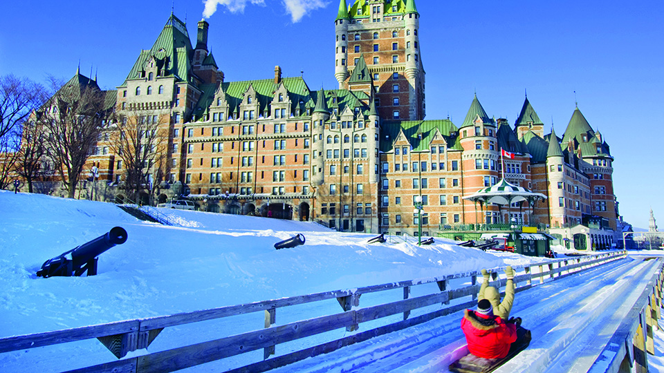 Märchenhaft: Das „Fairmont Château Frontenac“ in Vieux-Québec und seine saisonale Rodelbahn, ©Vlad G/Shutterstock