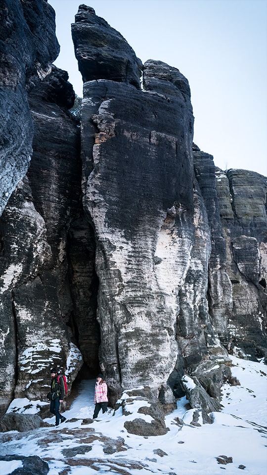 Wanderung durch die Kiefern mit dem Reiseleiter Sven Czastka zum riesigen Sandsteinbogen, der auch als Pravcická Tor bekannt ist, beide Fotos ©Jonathan Stokes