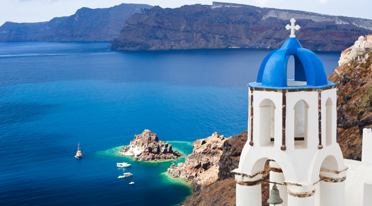 Die Kuppeln der Kirchen von Oia auf Santorin strahlen mit dem kristallklaren Wasser der Ägäis um die Wette © Adrienne Pitts