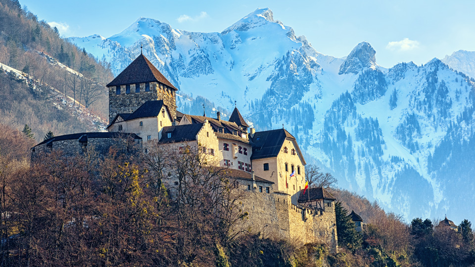 Im Schloss Vaduz residiert der Prinz von Liechtenstein © Boris Stroujko / Shutterstock