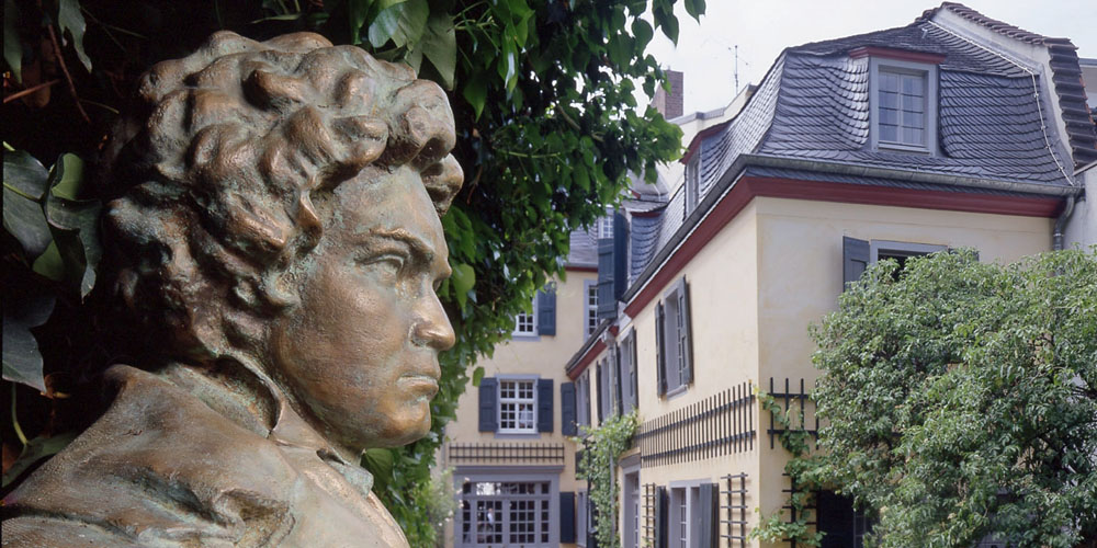 Bronzebüste Beethovens vor seinem Geburtshaus. © Michael Sondermann / Bundesstadt Bonn