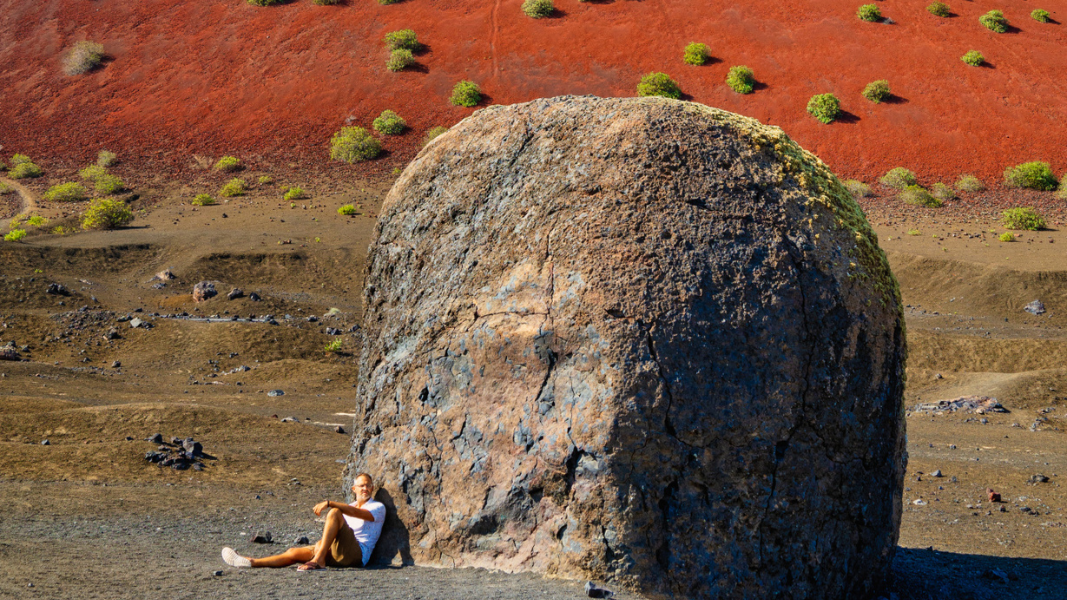 In der Caldera Colorada führt dich ein Wanderweg an faszinierenden Felsformationen vorbei. ©Turismo Lanzarote