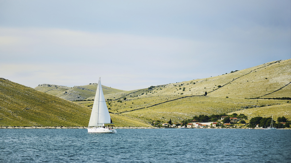 Mit dem Segelboot zwischen den Kornati-Inseln in Kroatien schippern. © Laura Edwards