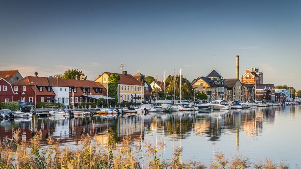 Blick auf die Altstadt von Åhus mit der Absolut-Wodkafabrik am Ufer des Helge å im Hintergrund. Foto: Frits Meyst / WideOyster.com