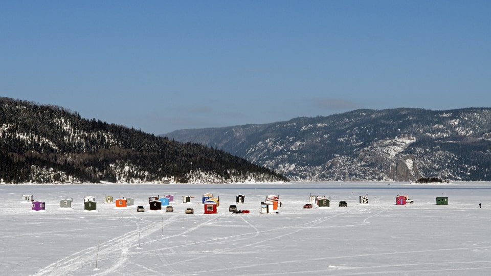 Die bunten Hütten der Eisfischer im Fjord du Saguenay. © TQ / B. Cecile