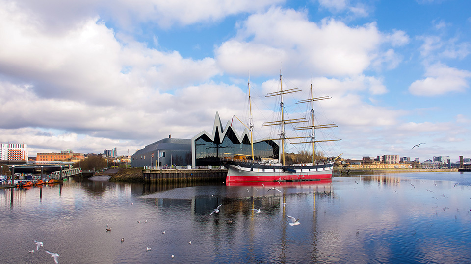 Segelschiff vor Glasgows "Riverside Museum of Transport", ©TreasureGalore/Shutterstock