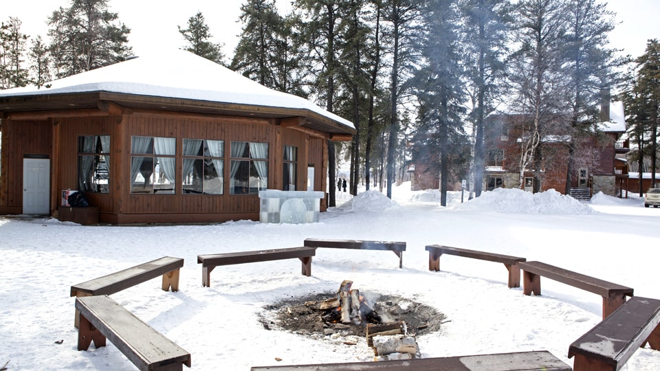 Perfekter Tagesabschluss mit Lagerfeuer und gemütlicher Hütte. © TQ / Raphael Ouellet