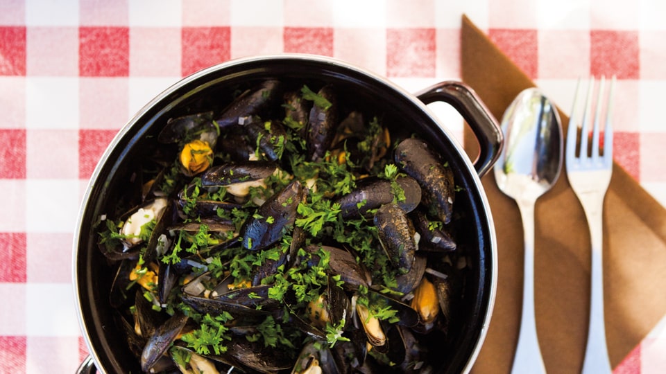 Moules Marinières werden in ganz Frankreich serviert. Das Aroma von Muscheln, Knoblauch und Petersilie ist jedoch besonders typisch für Restaurants und Bistros an der Küste, © River Thompson