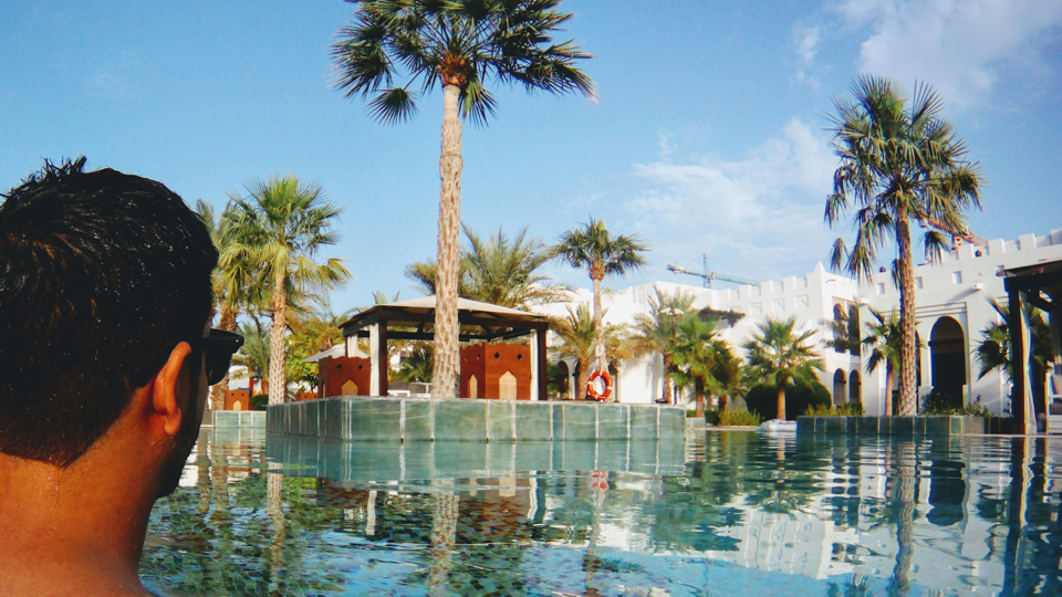 Entspannung am Pool des Sharq Village & Spa © Ana Diaz