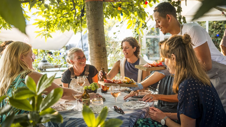 Genuss pur: Pizza napoletana im Garten der Mölle Krukmakeri. Foto: Frits Meyst / WideOyster.com