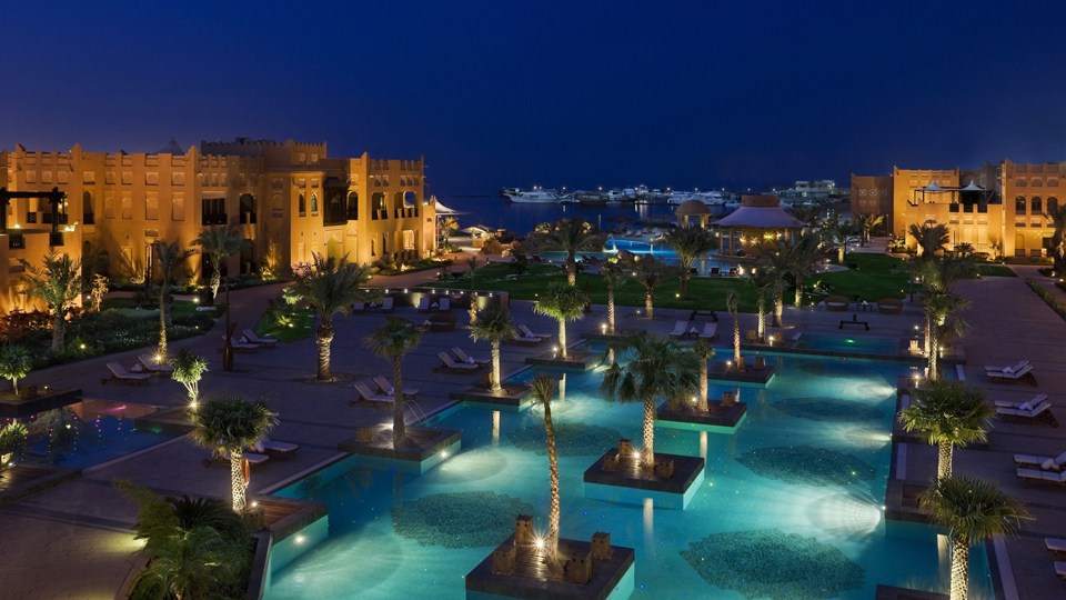 Die Pool-Landschaft des Sharq Village & Spa © Sharq Village & Spa