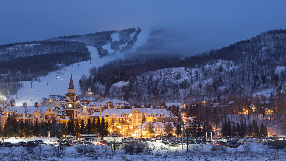 Mont-Tremblant in den Laurentinischen Bergen lädt mit luxuriösen Hotels und historischen Holzhäusern zum Entspannen und Genießen ein. © TQ / M. Dupuis