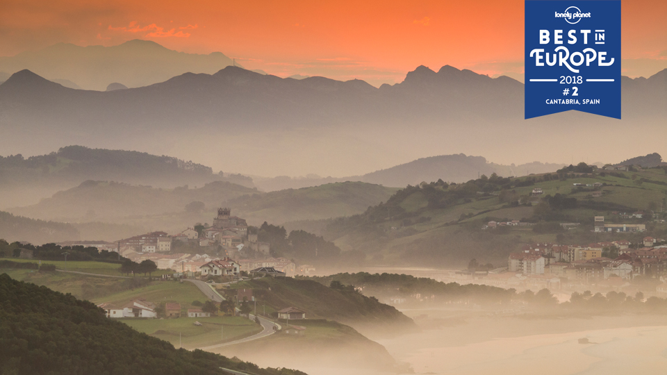 Aufsteigender Nebel im Sonnenuntergang über San Vicente de la Barquera, einer der vielen malerischen Städte Kantabriens © Javier Fernández Sánchez / Getty Images