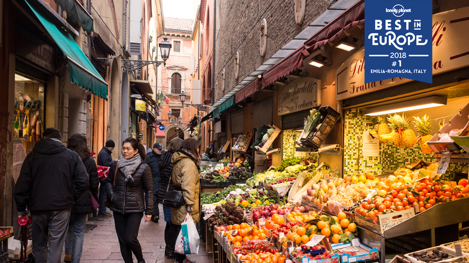 Traditionelle Läden und Marktstände in der Via Pescherie Vecchie, einer bekannten Gasse im mittelalterlichen Zentrum von Bologna © DrimaFilm / Shutterstock