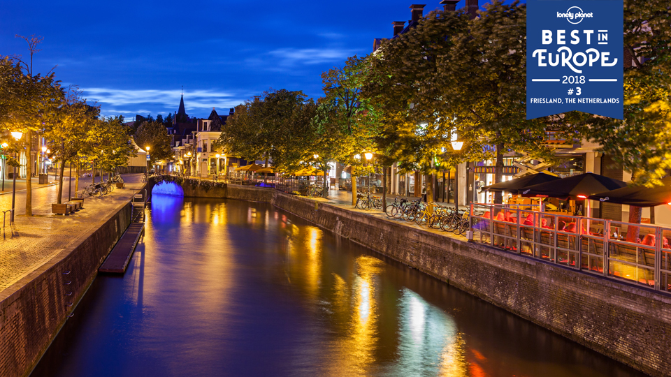 Historische Häuserfassaden säumen die Grachten in Leeuwarden, der Hauptstadt der noch weitgehend unbekannten niederländischen Provinz Friesland © Shahid Khan / Shutterstock