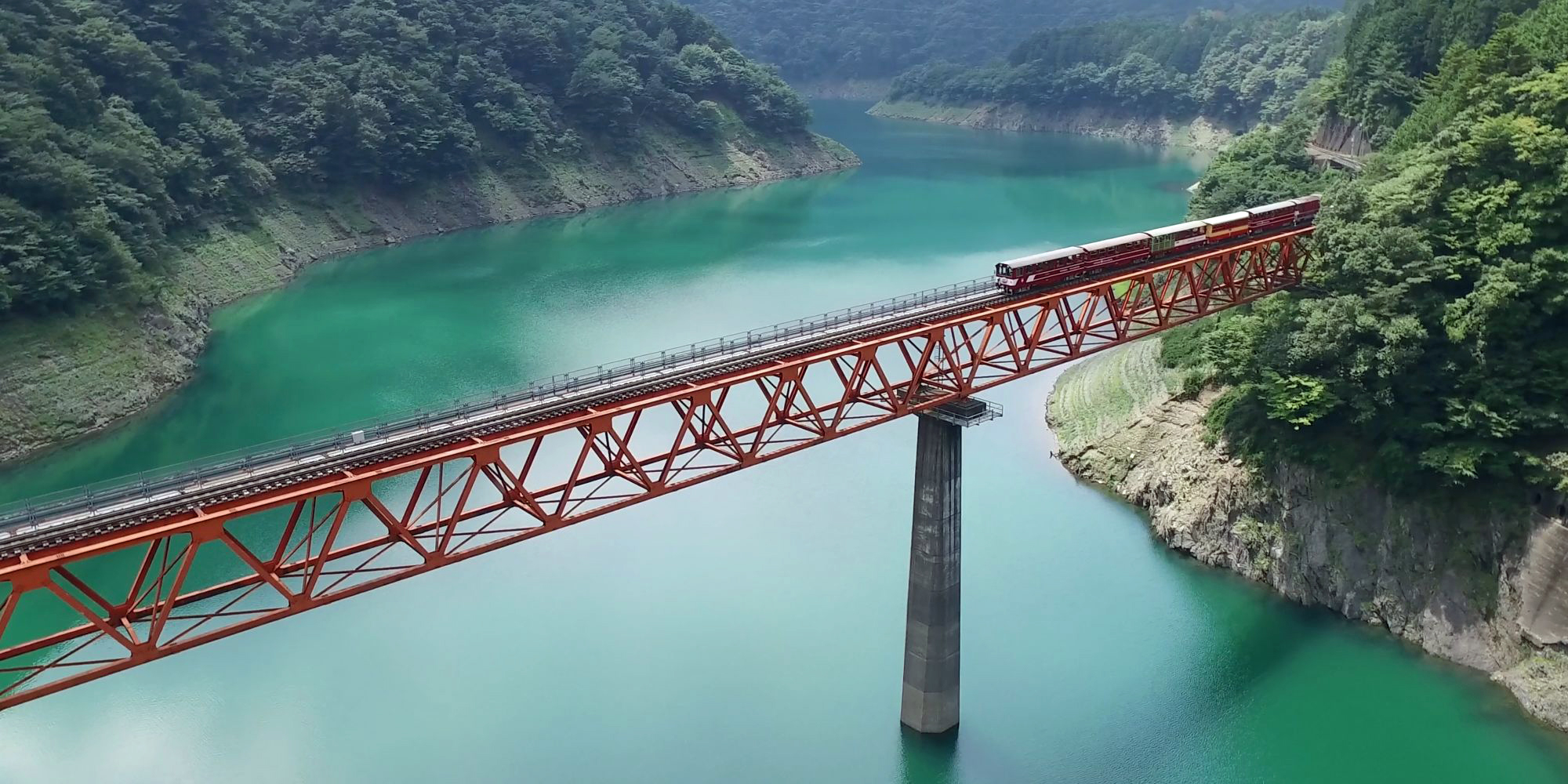 Eisenbahnbrücke nahe des Okuōikojō-Bahnhofs ©JNTO