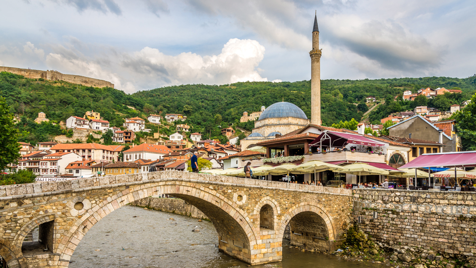 Die beeindruckende osmanisch geprägte Stadt Prizren gehört zu den aufstrebenden Städten des Kosovo © milosk50 / Shutterstock 