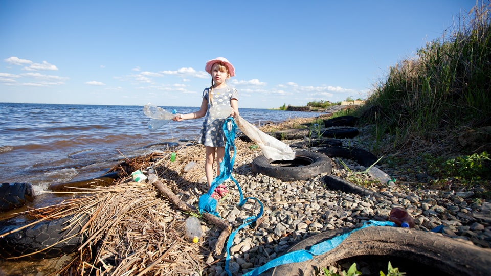 Müllsammeln am Strand © Surkov Vladimir / shutterstock