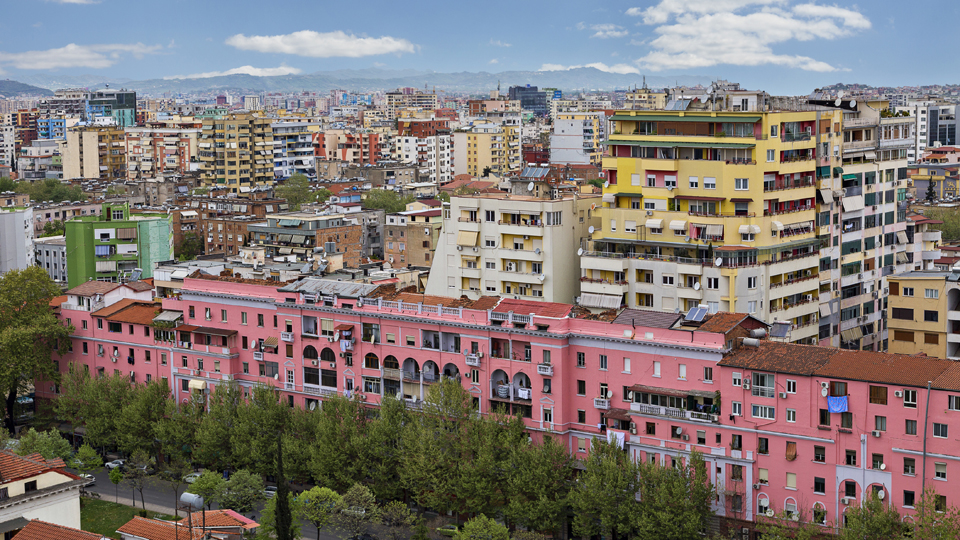 Die farbenfrohe Gestaltung der Wohnhäuser in Tirana führt den Wandel der Stadt eindrucksvoll vor Augen © Ozbalci / Getty Images